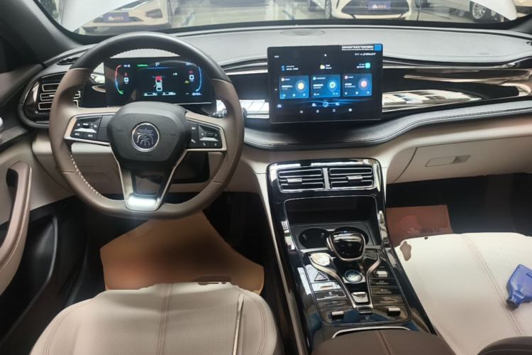 Used BYD Qin PLUS 2024 HONOR Edition DM-i 55KM Leading Model Center Console