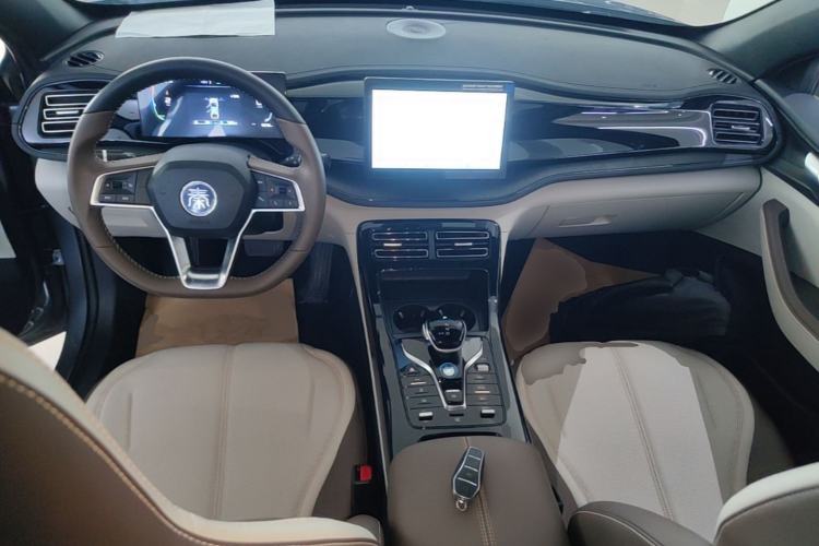 Used BYD Qin PLUS 2024 HONOR Edition DM-i 55KM Leading Model Center Console