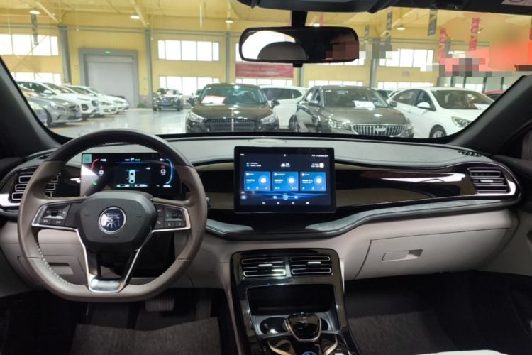 Used BYD Qin PLUS 2024 HONOR Edition DM-i 55KM Leading Model Center Console