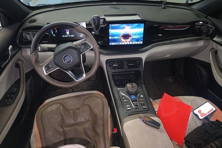 Used BYD Qin PLUS 2024 HONOR Edition DM-i 55KM Leading Model Center Console