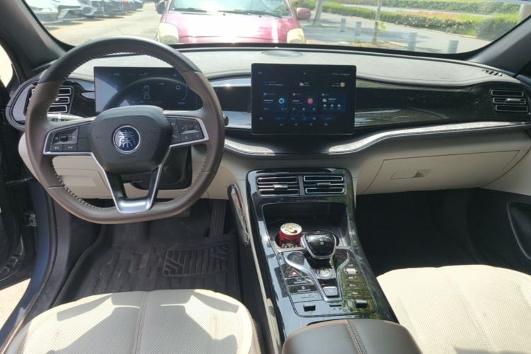 Used BYD Qin PLUS 2024 HONOR Edition DM-i 55KM Leading Model Center Console