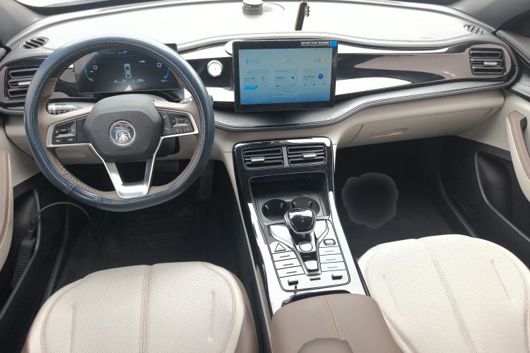 Used BYD Qin PLUS 2024 HONOR Edition DM-i 55KM Leading Model Center Console