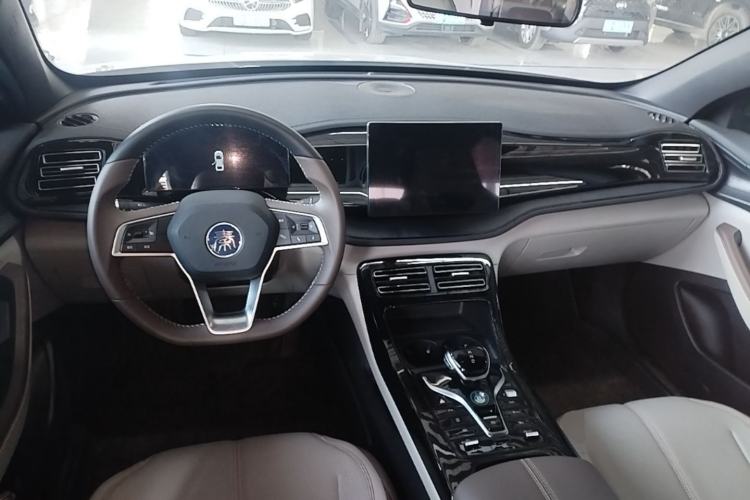 Used BYD Qin PLUS 2024 HONOR Edition DM-i 55KM Leading Model Center Console
