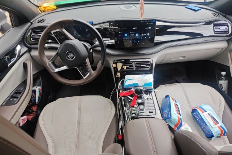 Used BYD Qin PLUS 2024 HONOR Edition DM-i 55KM Leading Model Center Console