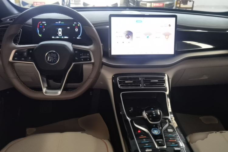 Used BYD Qin PLUS 2024 HONOR Edition DM-i 120KM Beyond Model Center Console