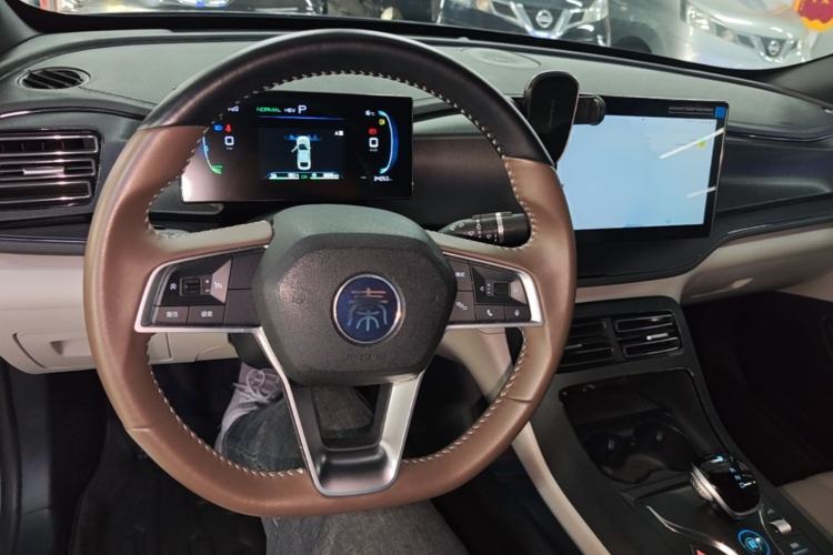 Used BYD Qin PLUS 2024 HONOR Edition DM-i 55KM Leading Model Center Console