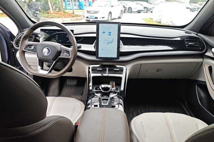 Used BYD Qin PLUS 2024 HONOR Edition DM-i 55KM Leading Model Center Console