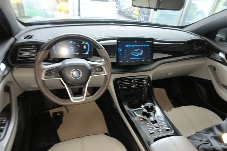 Used BYD Qin PLUS 2024 HONOR Edition DM-i 55KM Leading Model Center Console