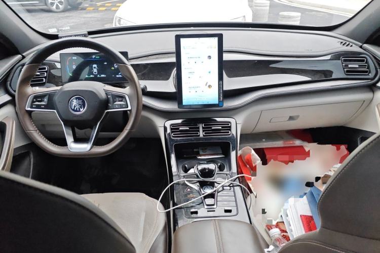 Used BYD Qin PLUS 2024 HONOR Edition DM-i 55KM Leading Model Center Console