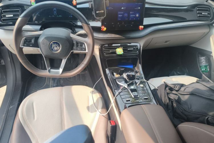 Used BYD Qin PLUS 2024 HONOR Edition DM-i 55KM Leading Model Center Console