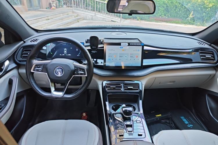 Used BYD Qin PLUS 2024 HONOR Edition DM-i 55KM Leading Model Center Console