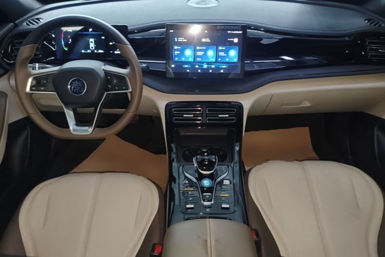 Used BYD Qin PLUS 2024 HONOR Edition DM-i 55KM Leading Model Center Console