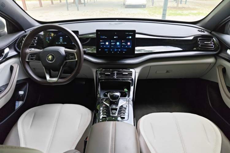 Used BYD Qin PLUS 2024 HONOR Edition DM-i 55KM Leading Model Center Console