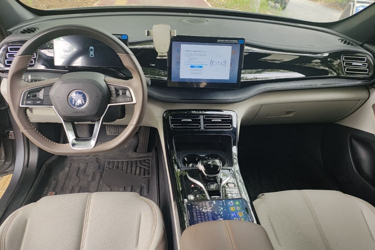 Used BYD Qin PLUS 2024 HONOR Edition DM-i 55KM Leading Model Center Console
