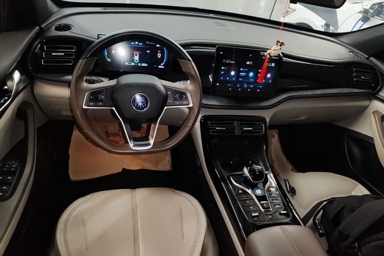 Used BYD Qin PLUS 2024 HONOR Edition DM-i 55KM Leading Model Center Console