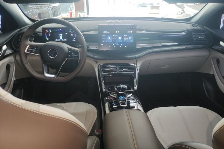 Used BYD Qin PLUS 2024 HONOR Edition DM-i 55KM Leading Model Center Console
