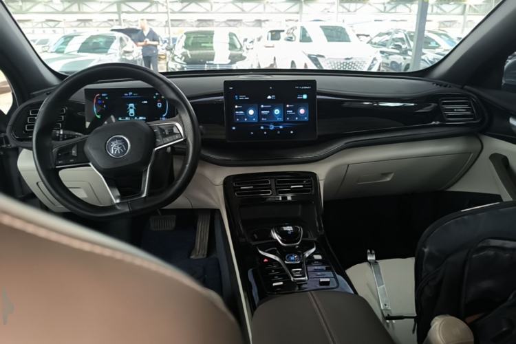 Used BYD Qin PLUS 2024 HONOR Edition DM-i 55KM Leading Model Center Console