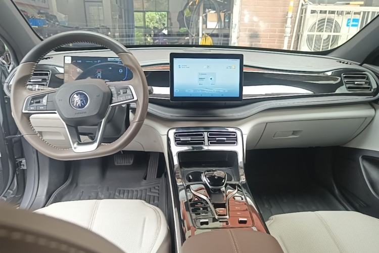 Used BYD Qin PLUS 2024 HONOR Edition DM-i 55KM Leading Model Center Console