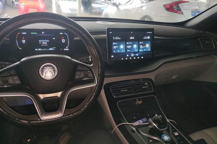 Used BYD Qin PLUS 2024 Honor Edition EV 510KM Leading Model Center Console