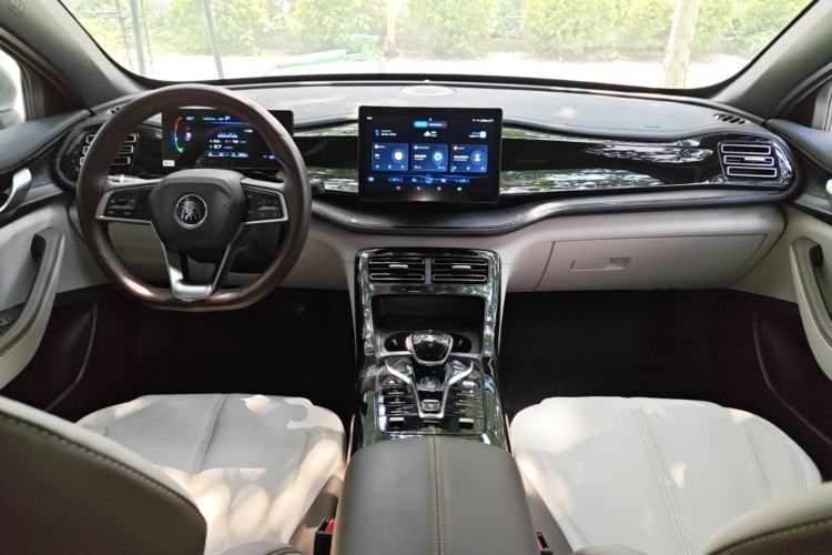 Used BYD Qin PLUS 2024 HONOR Edition DM-i 55KM Leading Model Center Console