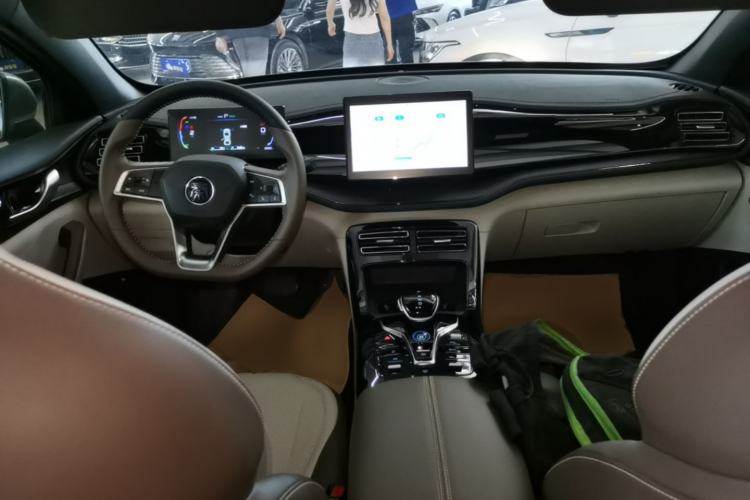 Used BYD Qin PLUS 2024 HONOR Edition DM-i 55KM Leading Model Center Console
