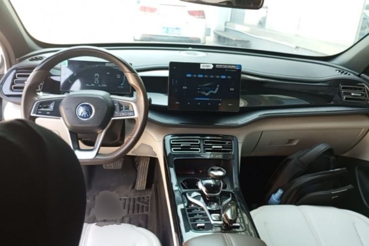 Used BYD Qin PLUS 2024 HONOR Edition DM-i 55KM Leading Model Center Console