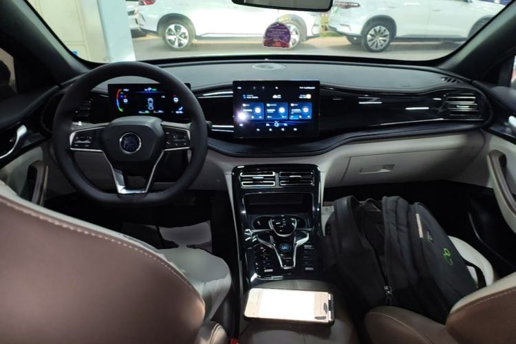 Used BYD Qin PLUS 2024 HONOR Edition DM-i 55KM Leading Model Center Console