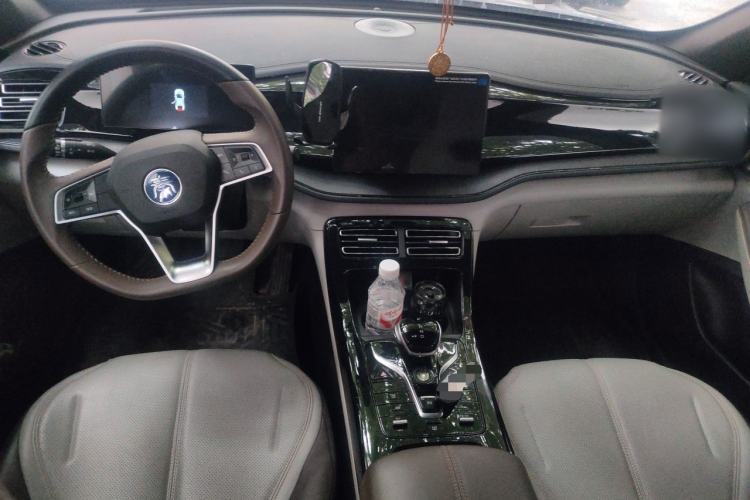 Used BYD Qin PLUS 2024 HONOR Edition DM-i 55KM Leading Model Center Console