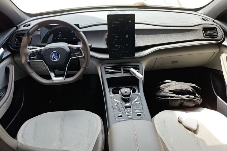Used BYD Qin PLUS 2024 HONOR Edition DM-i 55KM Leading Model Center Console