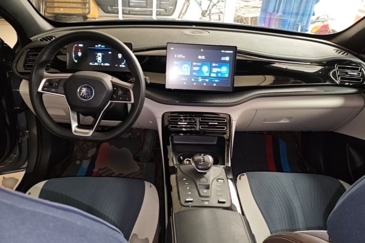 Used BYD Qin PLUS 2024 HONOR Edition DM-i 55KM Leading Model Center Console