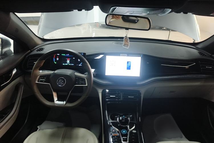 Used BYD Qin PLUS 2024 HONOR Edition DM-i 55KM Leading Model Center Console