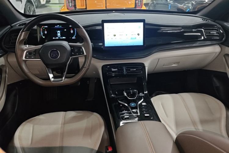 Used BYD Qin PLUS 2024 HONOR Edition DM-i 55KM Leading Model Center Console