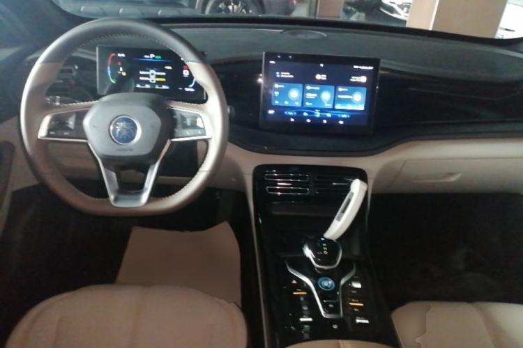 Used BYD Qin PLUS 2024 HONOR Edition DM-i 55KM Leading Model Center Console