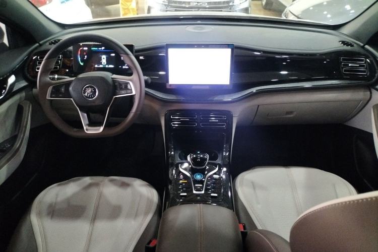 Used BYD Qin PLUS 2024 HONOR Edition DM-i 55KM Leading Model Center Console