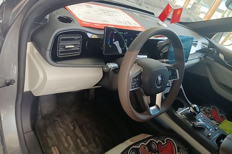 Used BYD Qin PLUS 2024 HONOR Edition DM-i 55KM Leading Model Center Console
