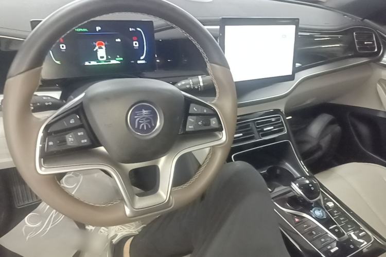 Used BYD Qin PLUS 2024 Honor Edition EV 420KM Leading Model Center Console