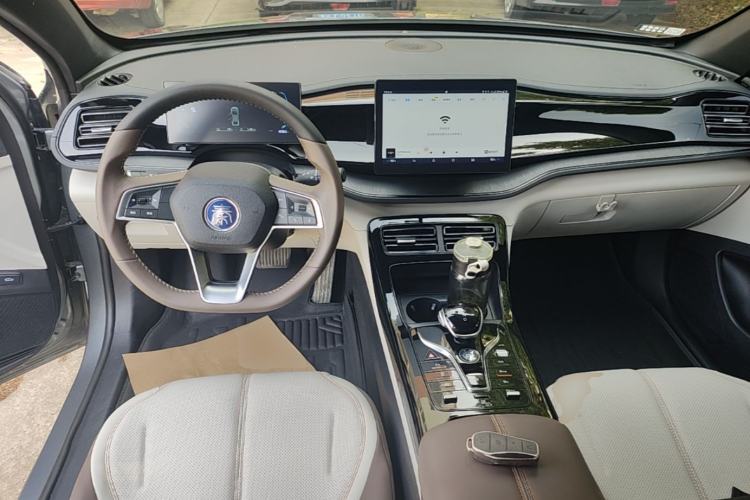 Used BYD Qin PLUS 2024 HONOR Edition DM-i 55KM Leading Model Center Console