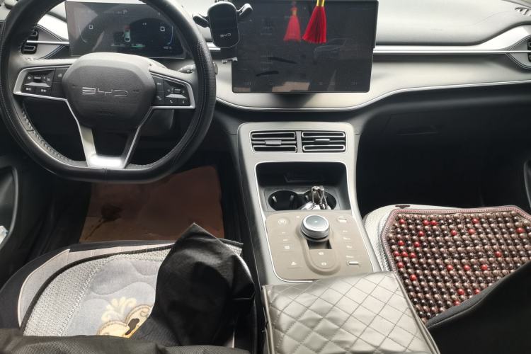 Used BYD Qin PLUS 2024 HONOR Edition DM-i 55KM Leading Model Center Console