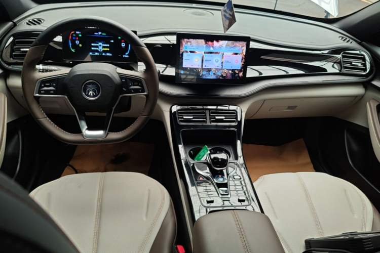 Used BYD Qin PLUS 2024 HONOR Edition DM-i 55KM Leading Model Center Console