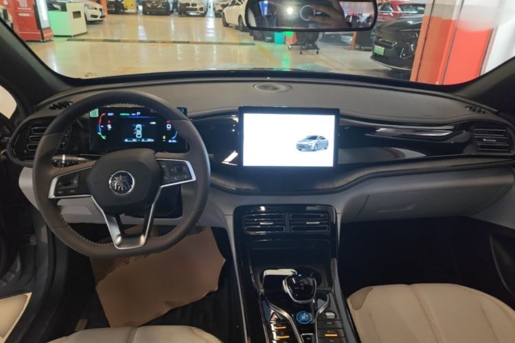 Used BYD Qin PLUS 2024 HONOR Edition DM-i 55KM Leading Model Center Console