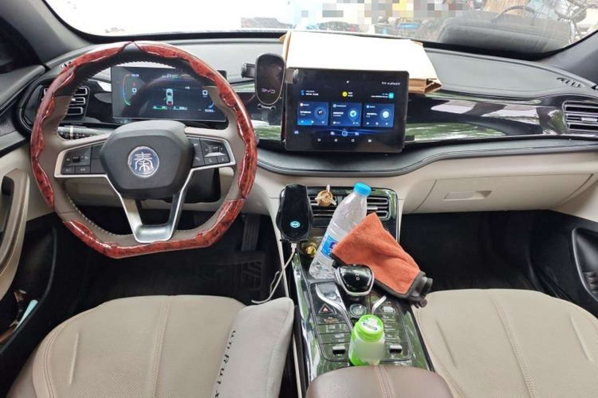 Used BYD Qin PLUS 2024 HONOR Edition DM-i 55KM Leading Model Center Console