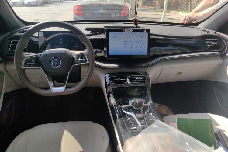 Used BYD Qin PLUS 2024 HONOR Edition DM-i 55KM Leading Model Center Console