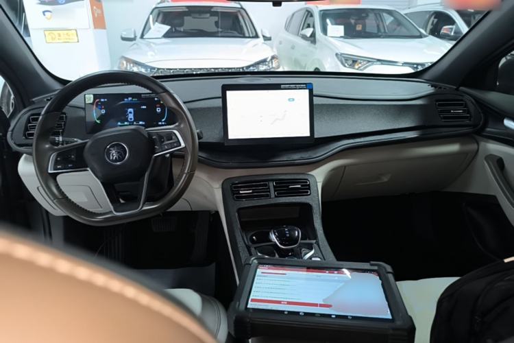 Used BYD Qin PLUS 2024 HONOR Edition DM-i 55KM Leading Model Center Console
