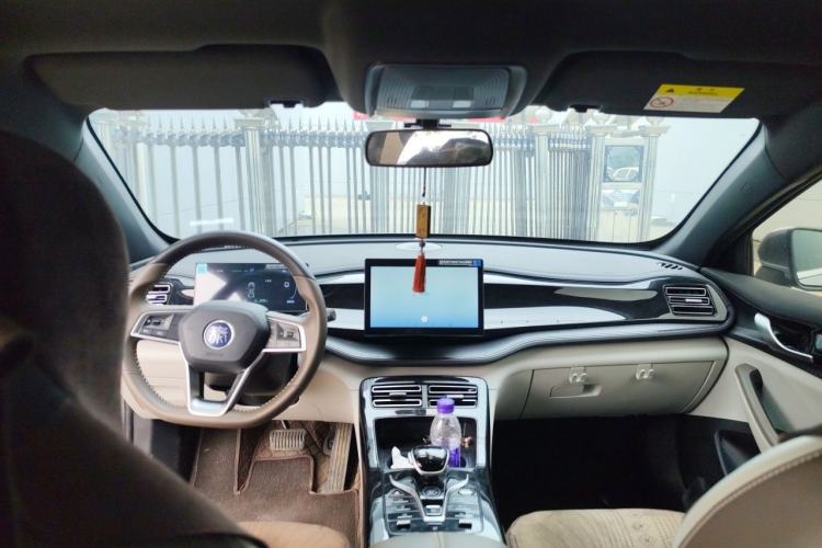 Used BYD Qin PLUS 2024 HONOR Edition DM-i 55KM Leading Model Center Console