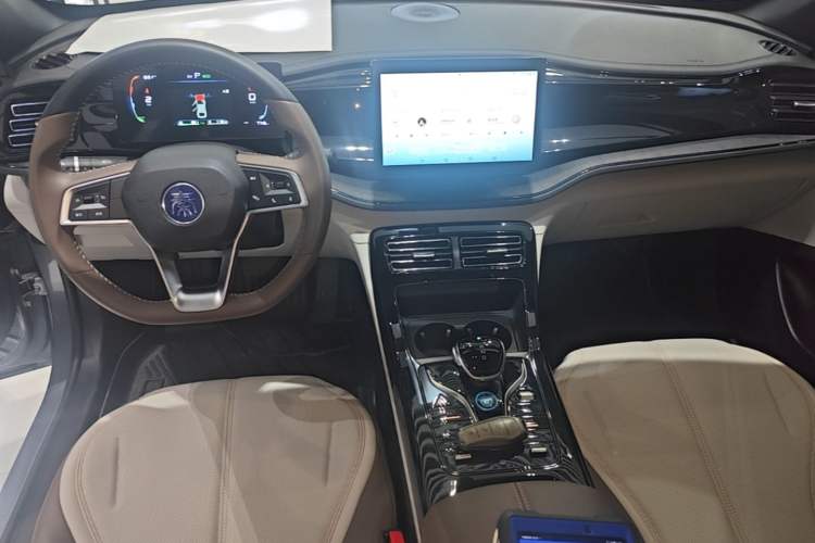 Used BYD Qin PLUS 2024 HONOR Edition DM-i 55KM Leading Model Center Console
