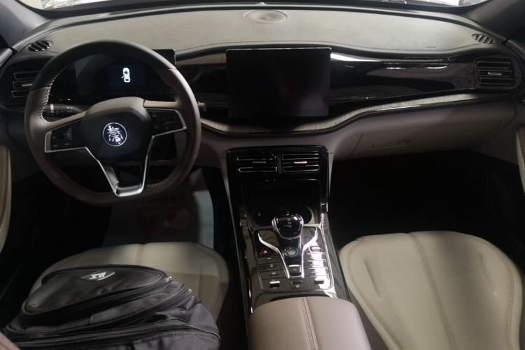 Used BYD Qin PLUS 2024 HONOR Edition DM-i 55KM Leading Model Center Console