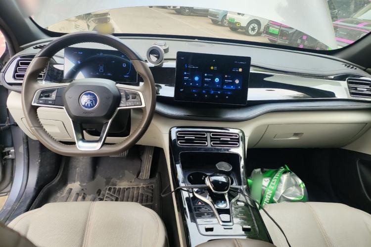 Used BYD Qin PLUS 2024 HONOR Edition DM-i 55KM Leading Model Center Console
