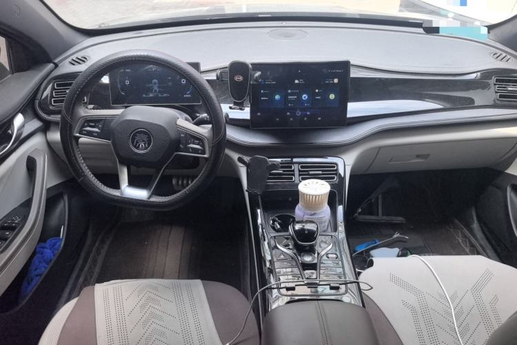 Used BYD Qin PLUS 2024 HONOR Edition DM-i 55KM Leading Model Center Console