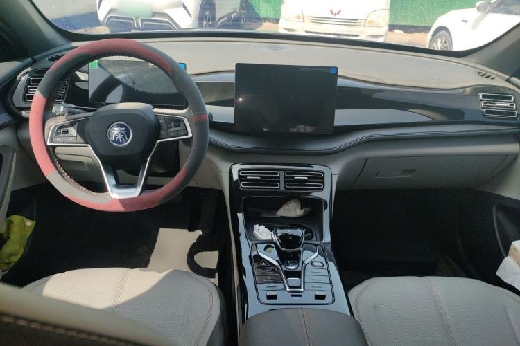 Used BYD Qin PLUS 2024 HONOR Edition DM-i 55KM Leading Model Center Console
