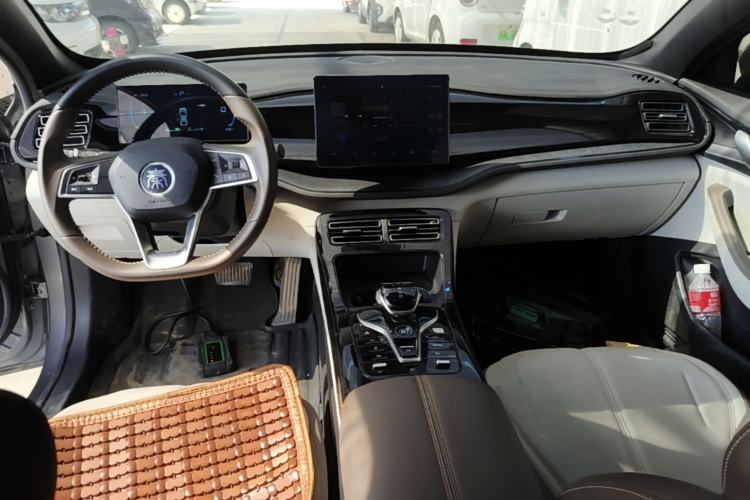 Used BYD Qin PLUS 2024 HONOR Edition DM-i 55KM Leading Model Center Console